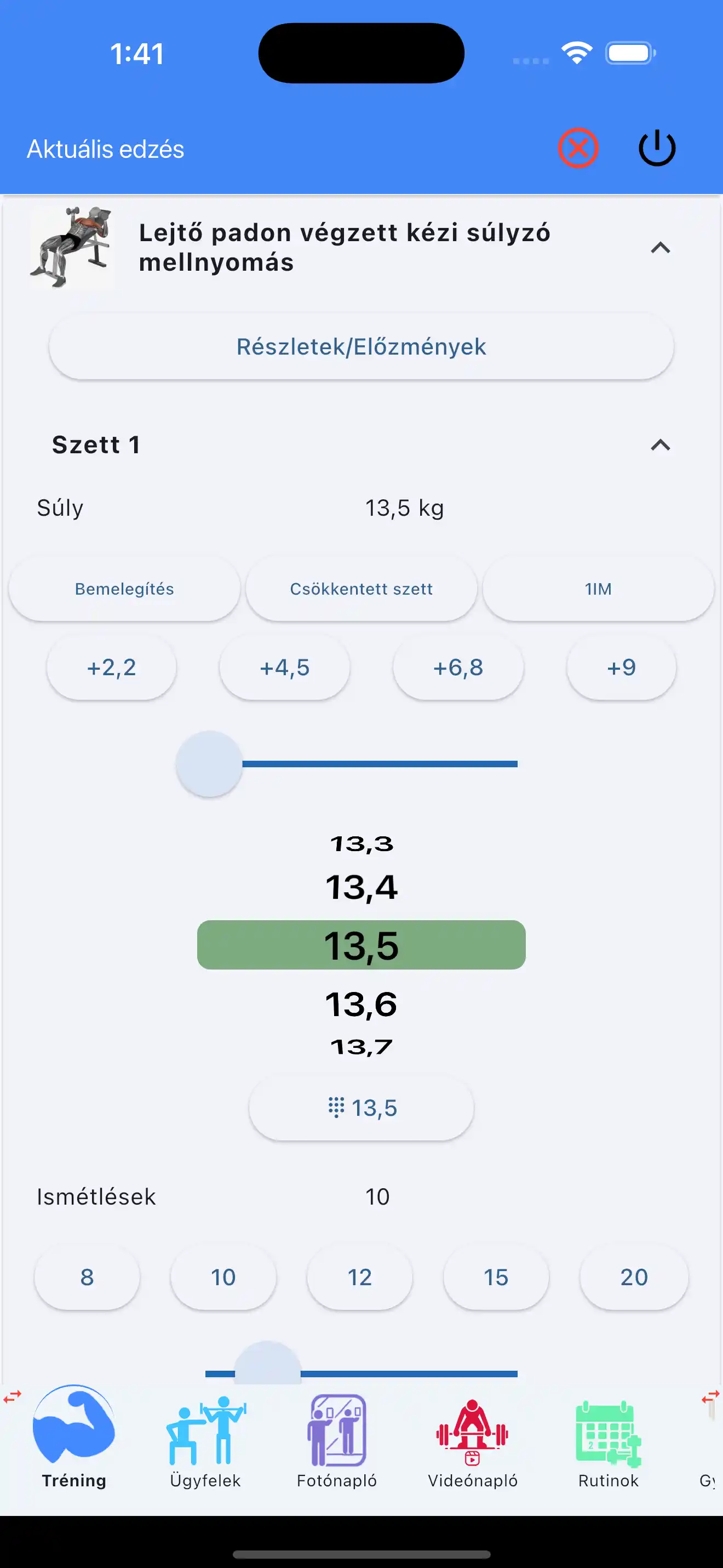 Sledování cvičení s jednoručkami na telefonu