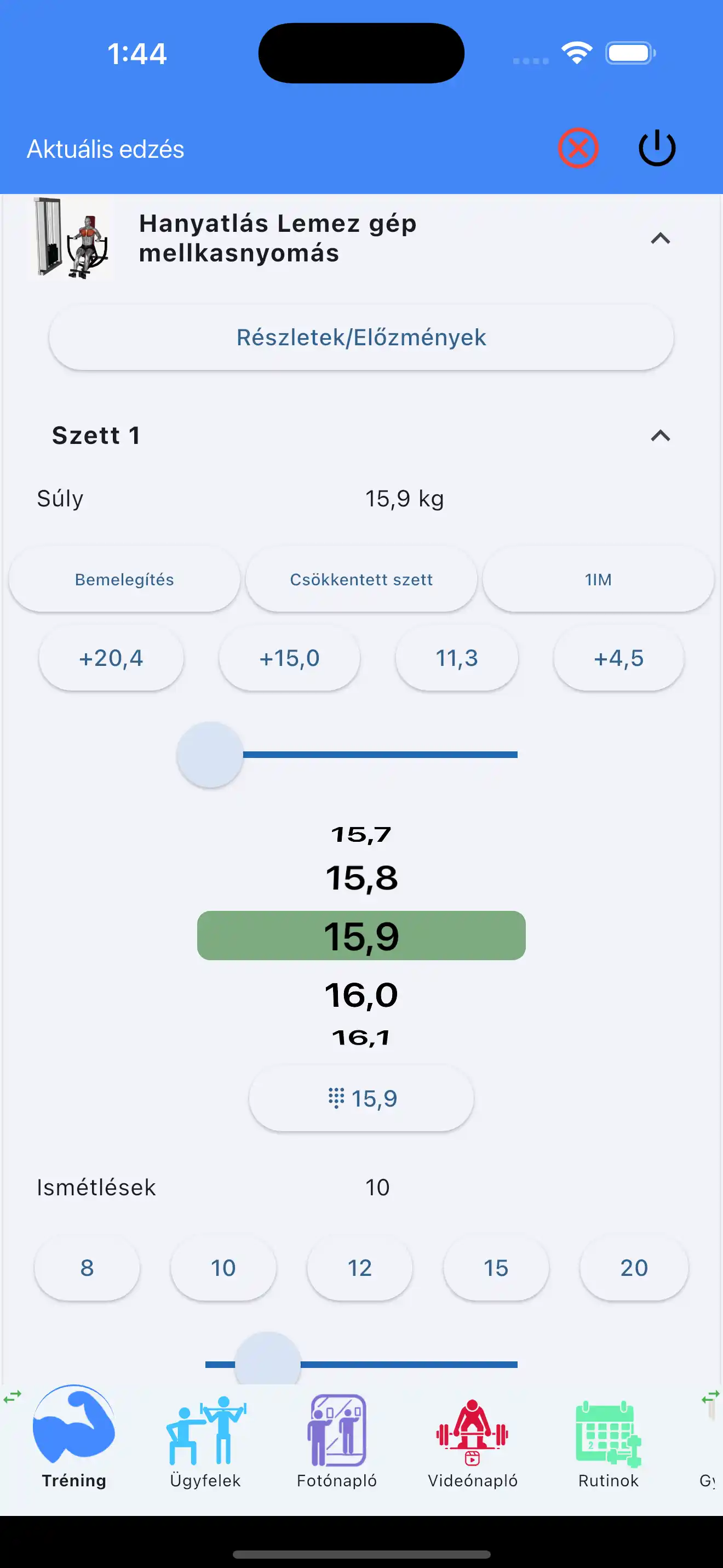 Sledování cvičení na stroji s čepy na telefonu
