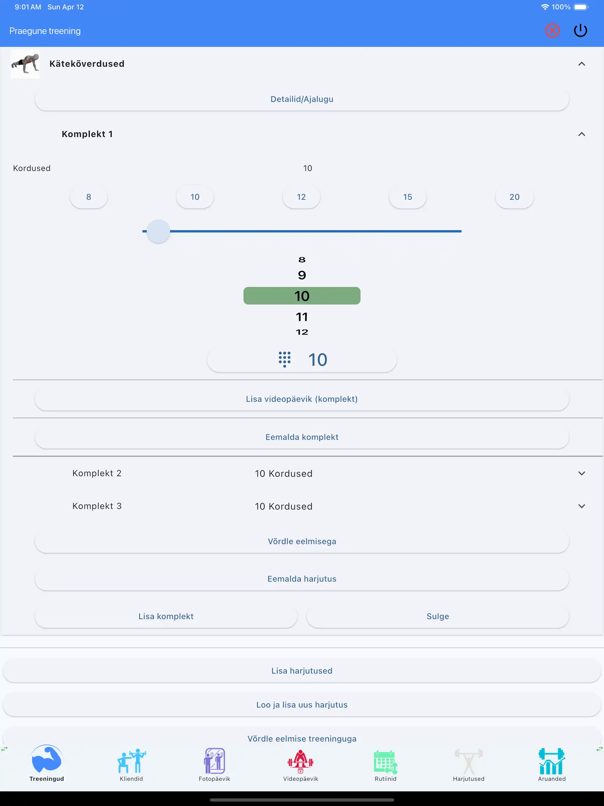 Ainult kordused crossfit keharaskustega treeningu jälgimine tahvelarvutis ja iPadis