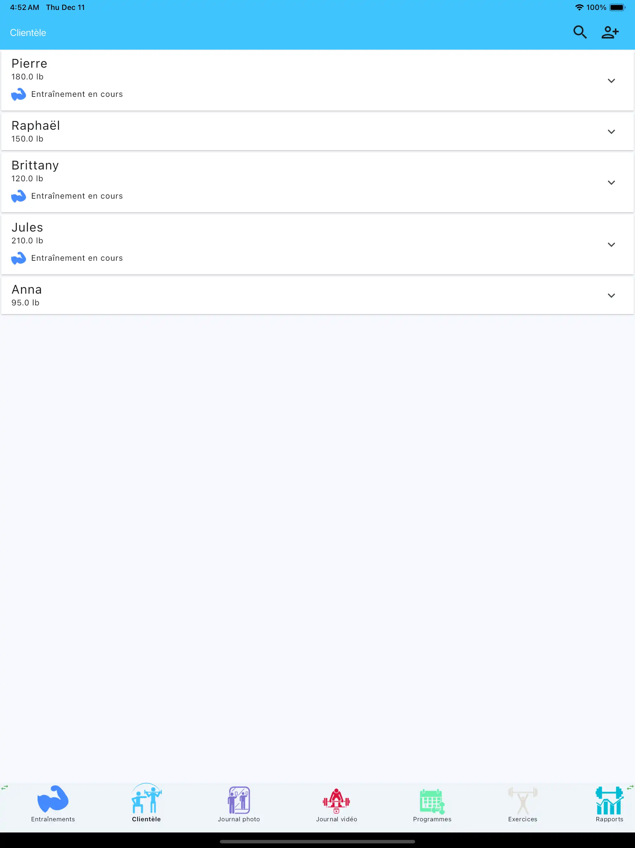Tablette avec la liste des clients des coachs personnels