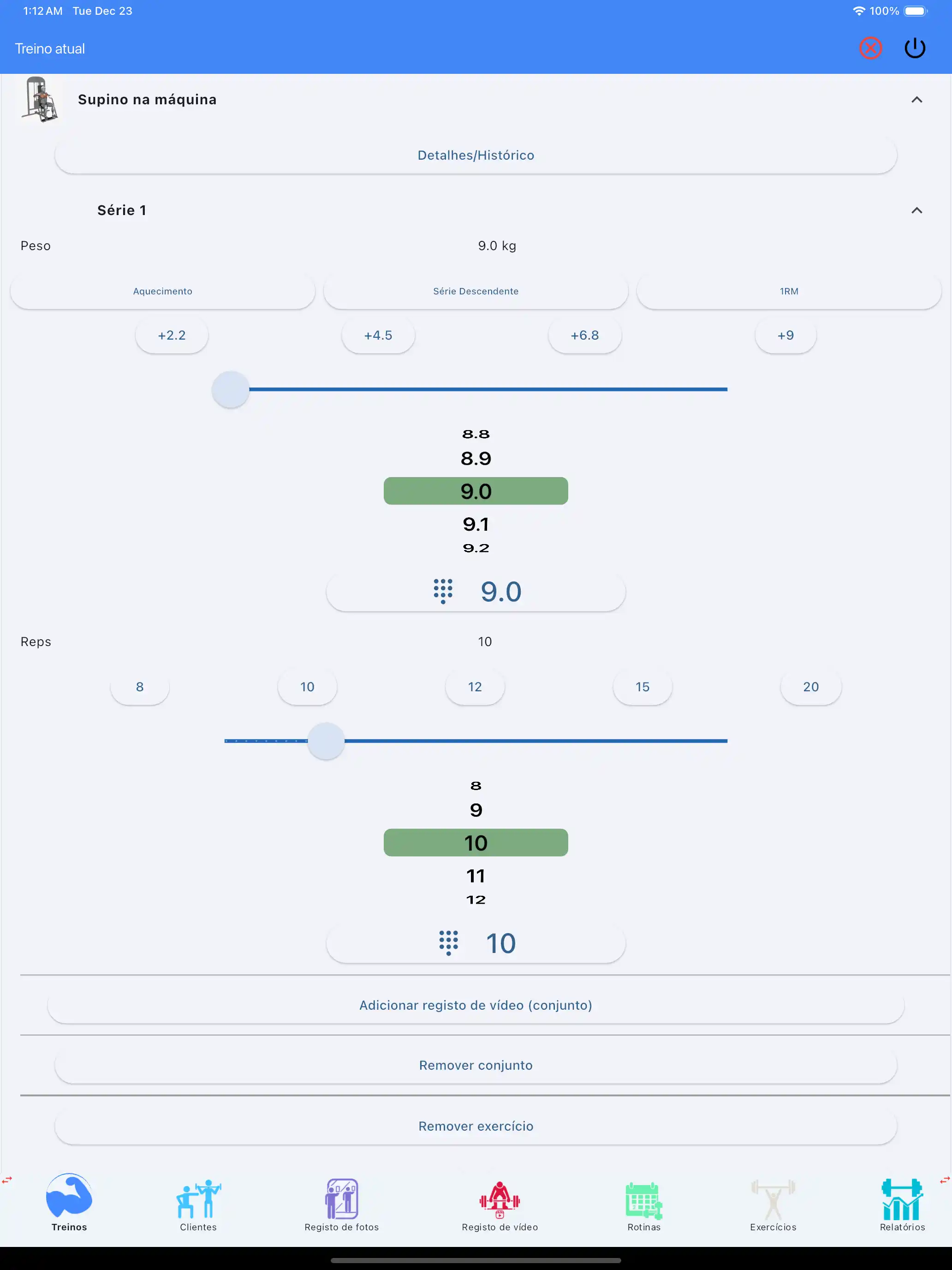 Tablet iPad para acompanhamento de exercícios em máquina com pesos